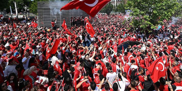 Binlerce Türk taraftardan Portekiz maçı öncesinde büyük yürüyüş