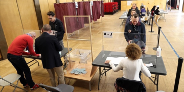 Fransa’da seçmenler sandık başında