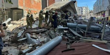 Küçükçekmece’de bina çöktü: Enkaz altında kalanlar var