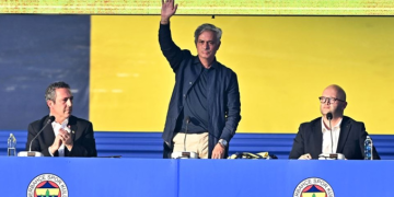 Mourinho imzayı attı: Fenerbahçe forması artık bedenimin bir parçası