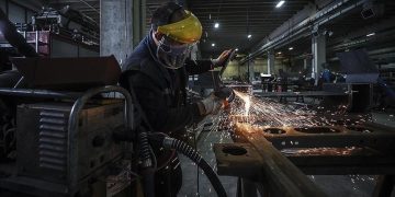 Sanayi üretimi yıllık bazda düştü