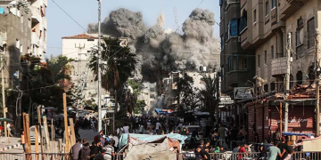 Binlerce Filistinli saldırılardan kaçmak için Gazze’nin kuzeyine yöneldi