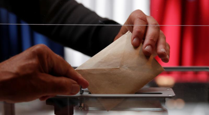 Fransa’da seçim sonuçları: Aşırı sağ, Macron ve solculara takıldı