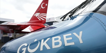 Milli hava aracı GÖKBEY’den İngiltere’de gövde gösterisi