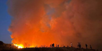 İzmir’de yangına havadan müdahaleye yeniden başlandı