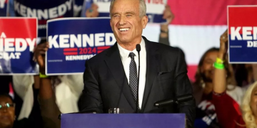 Kennedy o isme desteğini açıklayarak adaylıktan çekildi