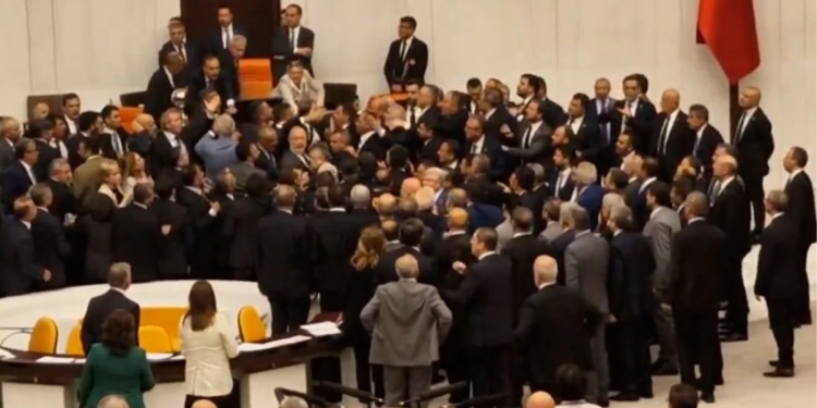 Meclis’te Can Atalay oturumu: Milletvekilleri birbirine girdi