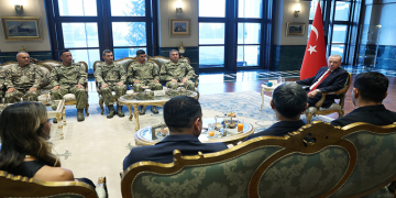 Cumhurbaşkanı Erdoğan derece alan sporcu ve askerlerle sohbet etti