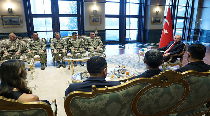 Cumhurbaşkanı Erdoğan derece alan sporcu ve askerlerle sohbet etti