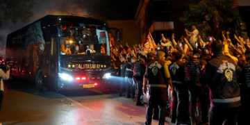 Galatasaray taraftarından Florya’da coşkulu kutlama