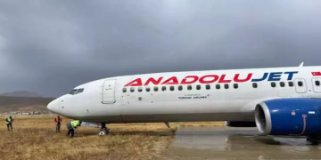 Hakkari’de uçak pistten çıktı, yolcular tahliye edildi