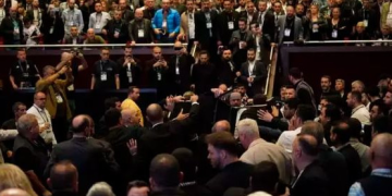 Beşiktaş Genel Kurulu’nda kavga çıktı!