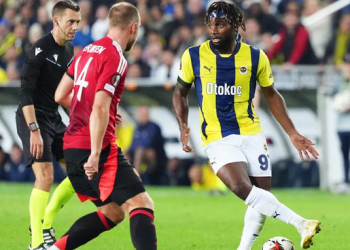 Fenerbahçe evinde Manchester United ile puanları paylaştı