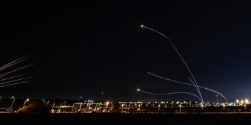 Lübnan’dan İsrail’e 100’den fazla roket atıldı