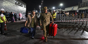 Lübnan’dan tahliye edilen Türk vatandaşları, Mersin’e ulaştı