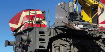 Muş’ta tren, beton pompası kamyonuna çarptı