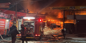 Sakarya’da kauçuk fabrikası alevlere teslim oldu