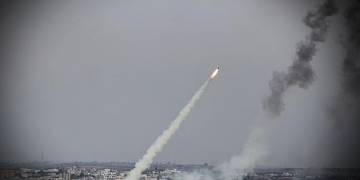 Tel Aviv’de siren sesleri: Hamas’tan füze saldırısı!