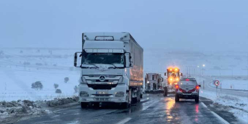Birçok karayolu kar yağışından kapandı