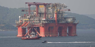 Çanakkale Boğazı dev petrol platformunun geçişi için kapatıldı