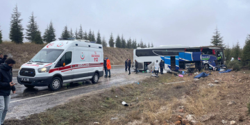Eskişehir’de yolcu otobüsü devrildi: Ölü ve yaralılar var