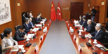 Şimşek, Çinli mevkidaşı ile bir araya geldi