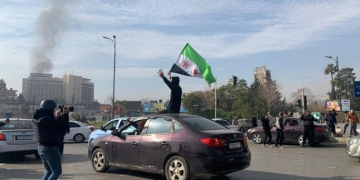 Rakkalılar PKK/YPG’li teröristleri taşlayarak kovdu