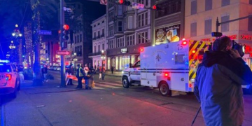 ABD’de araç kalabalığa daldı: Çok sayıda ölü ve yaralı var