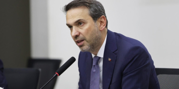 Bayraktar: Avrupa’ya yıllık 10 milyar metreküp gaz ihraç edebiliriz