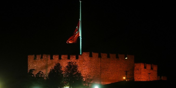 Milli yas ilanının ardından bayraklar yarıya indi