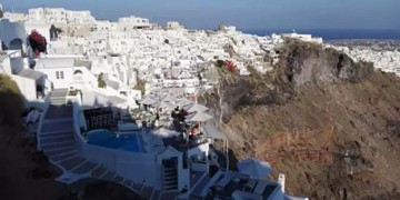 Santorini’de OHAL ilan edildi