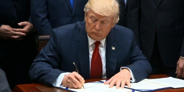 Trump, Kanada’ya yönelik gümrük vergilerini 30 günlüğüne durdurdu