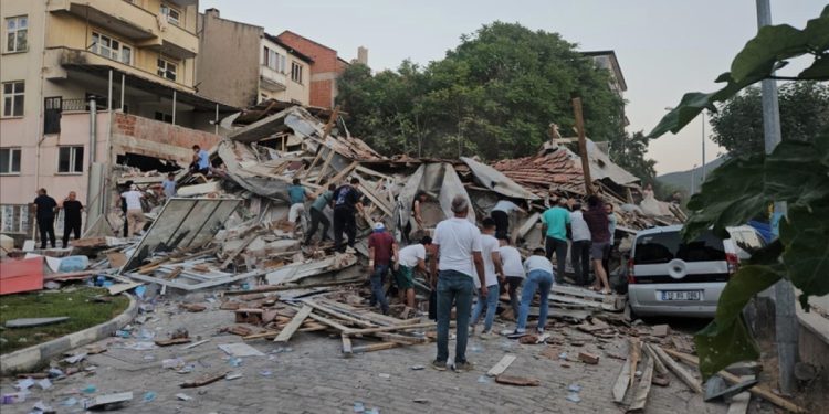 Balıkesir Sındırgı’da 6,1 büyüklüğünde deprem