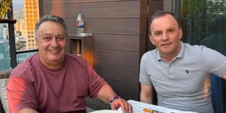 Firari borsacıyla yemeğe çıktı