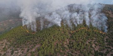 İki il alev alev: 2 bine yakın kişi tahliye edildi