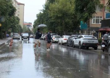 İstanbul’da öğle saatlerinde sağanak etkili oldu