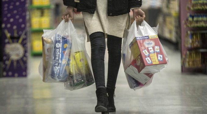 Mağazalarda yalnızca kağıt torba satışı yasaya aykırı bulundu