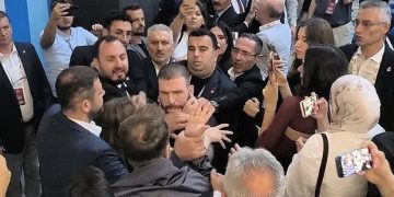 CHP Kongresinde kavga: Delegeler birbirine girdi