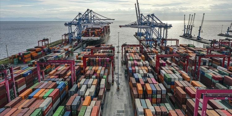 Dış ticaret açığı ağustosta azaldı