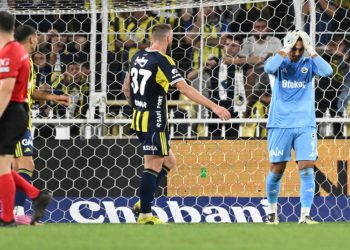 Fenerbahçe Alanyaspor ile 2-2 berabere kaldı