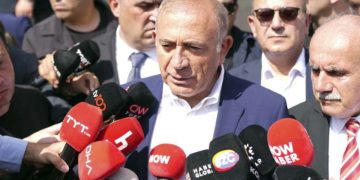 Kayyım Gürsel Tekin yeniden eski il binasında!