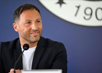Yeni teknik direktör Domenico Tedesco için imza töreni düzenlendi