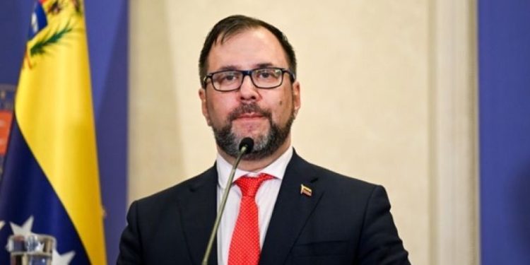 Venezuela Dışişleri Bakanı Gil’den hava sahası tepkisi