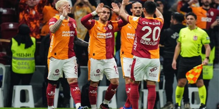 Galatasaray Kasımpaşa’yı 3-0 geçti, ilk yarıyı lider kapattı