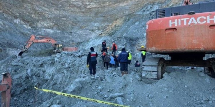 Göçük altındaki şantiye müdürünün cenazesi bulundu