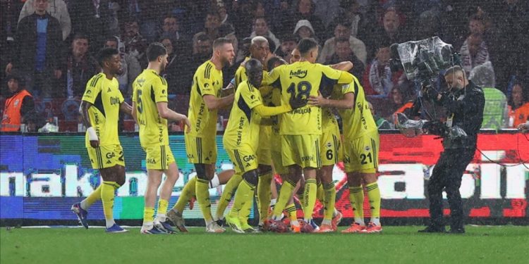 Fenerbahçe, Trabzonspor’u 3-2 yenerek puan farkını açtı